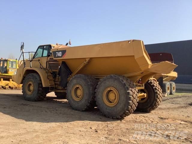 CAT 740 アーティキュレート式ダンプトラック