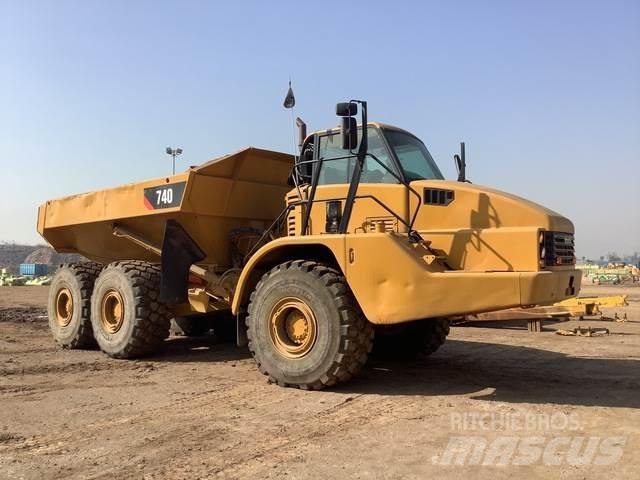 CAT 740 アーティキュレート式ダンプトラック