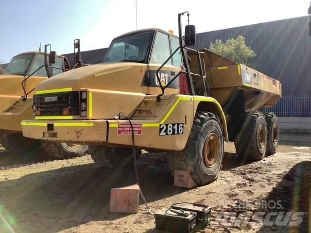CAT 740 アーティキュレート式ダンプトラック