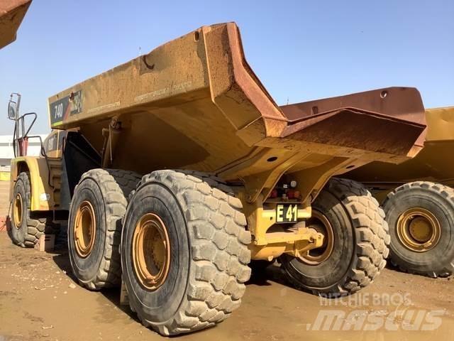 CAT 740 アーティキュレート式ダンプトラック