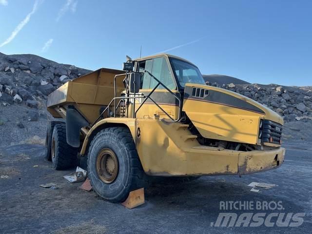 CAT 740 アーティキュレート式ダンプトラック