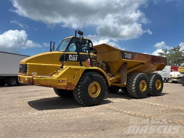 CAT 740 アーティキュレート式ダンプトラック