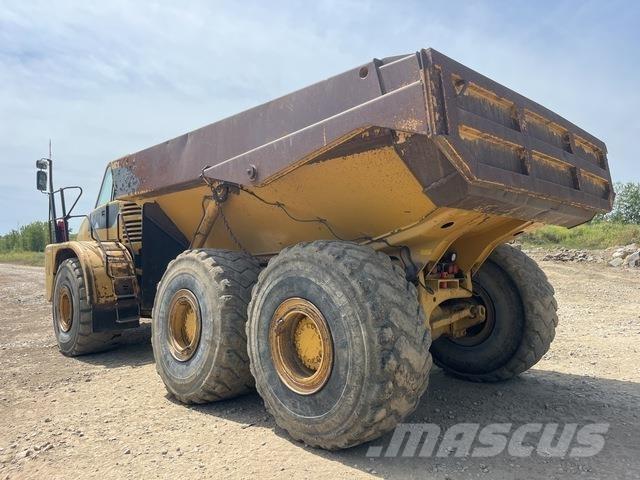 CAT 740 アーティキュレート式ダンプトラック
