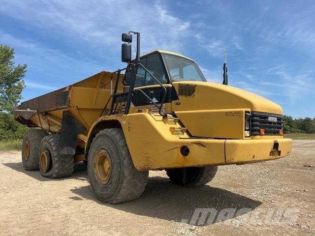 CAT 740 アーティキュレート式ダンプトラック