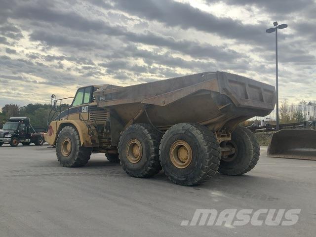 CAT 740 アーティキュレート式ダンプトラック