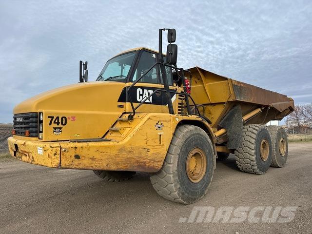 CAT 740 アーティキュレート式ダンプトラック