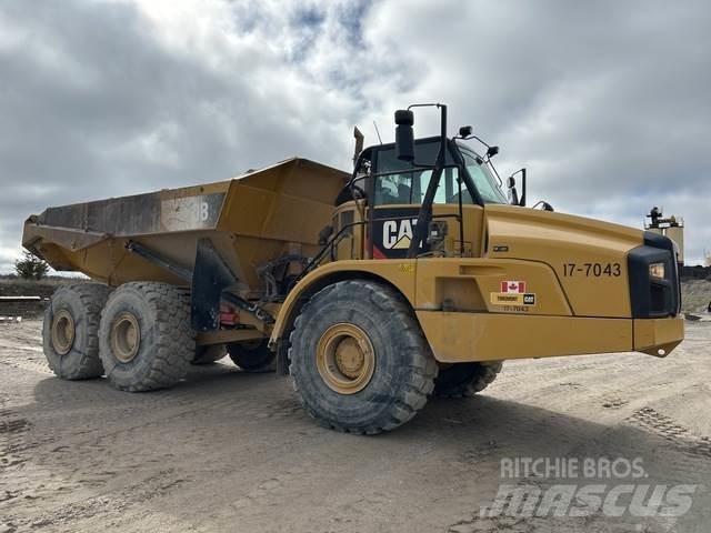 CAT 740B アーティキュレート式ダンプトラック