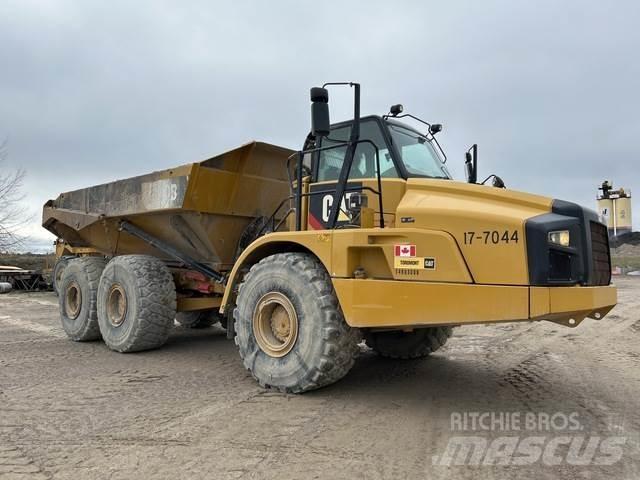 CAT 740B アーティキュレート式ダンプトラック
