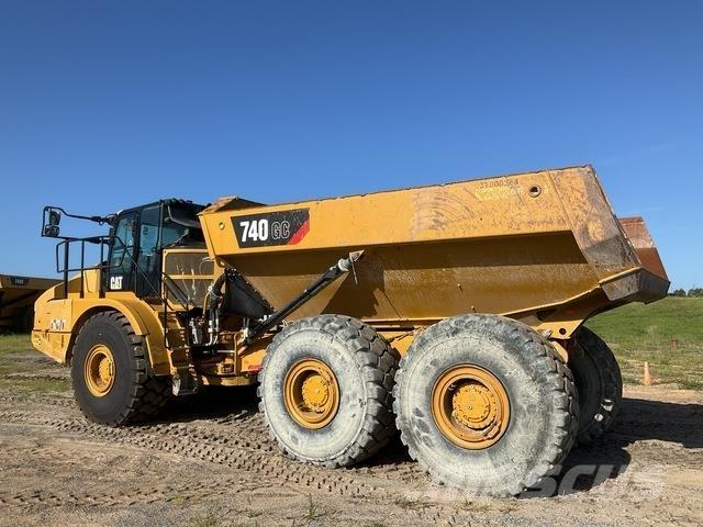 CAT 740GC アーティキュレート式ダンプトラック