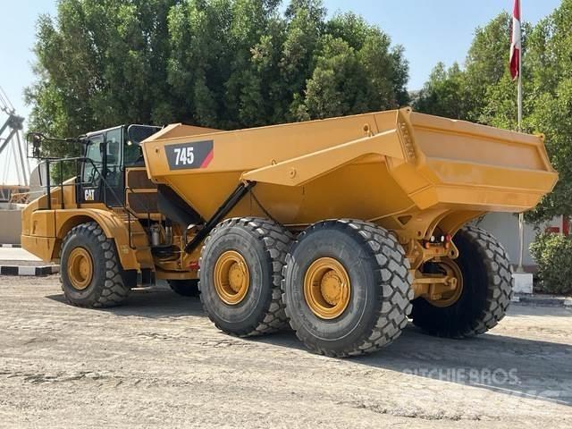 CAT 745 アーティキュレート式ダンプトラック