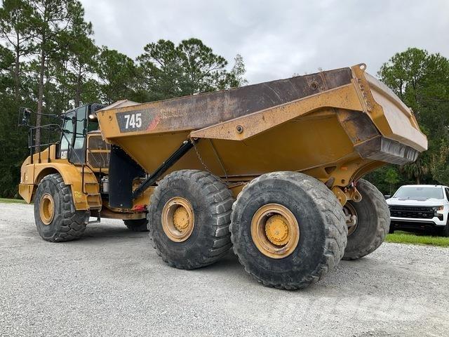 CAT 745 アーティキュレート式ダンプトラック