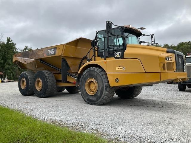 CAT 745 アーティキュレート式ダンプトラック