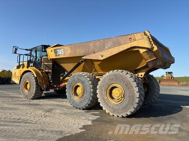 CAT 745 アーティキュレート式ダンプトラック