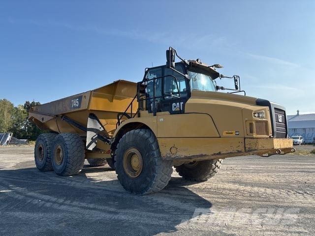 CAT 745 アーティキュレート式ダンプトラック