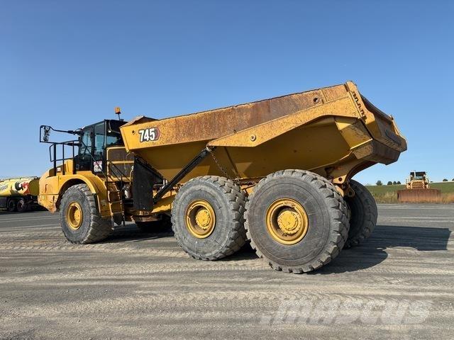 CAT 745 アーティキュレート式ダンプトラック