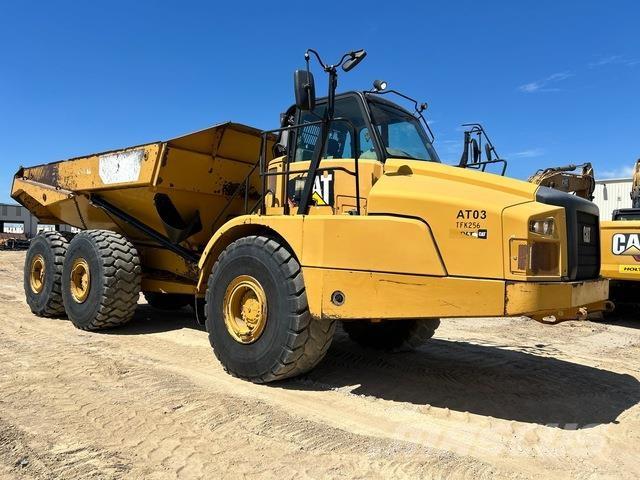 CAT 745C アーティキュレート式ダンプトラック
