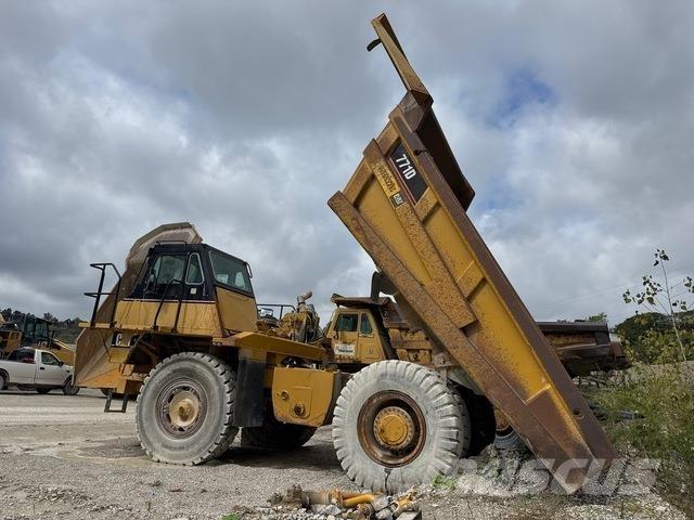CAT 771D アーティキュレート式ダンプトラック