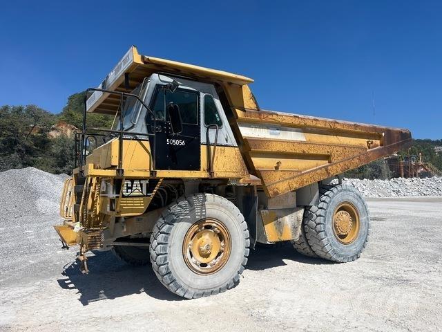 CAT 771D アーティキュレート式ダンプトラック