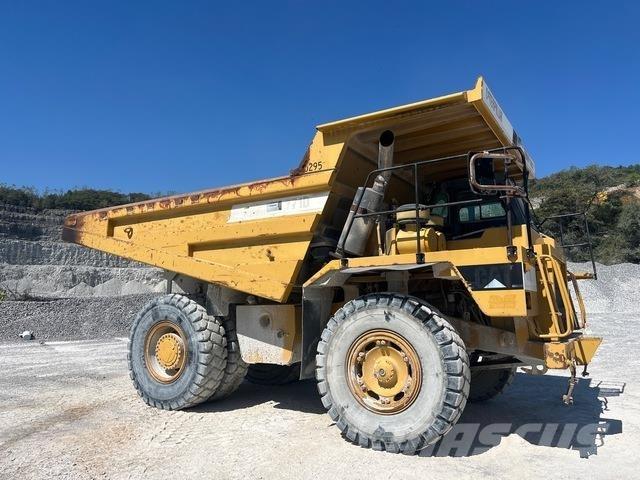 CAT 771D アーティキュレート式ダンプトラック