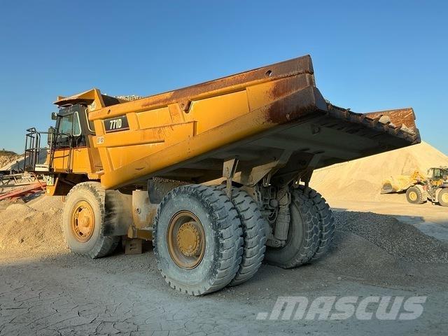 CAT 771D アーティキュレート式ダンプトラック
