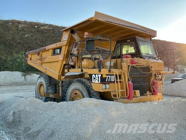 CAT 771D アーティキュレート式ダンプトラック