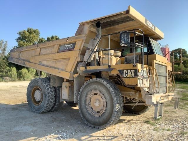 CAT 771D アーティキュレート式ダンプトラック