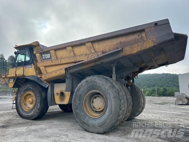 CAT 773D アーティキュレート式ダンプトラック