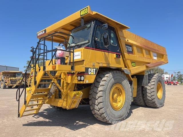CAT 773D アーティキュレート式ダンプトラック