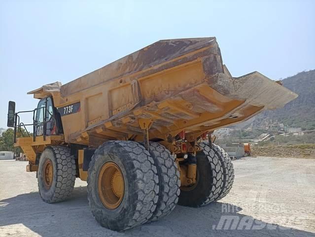 CAT 773F アーティキュレート式ダンプトラック