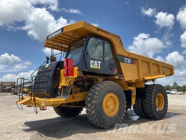 CAT 773F アーティキュレート式ダンプトラック