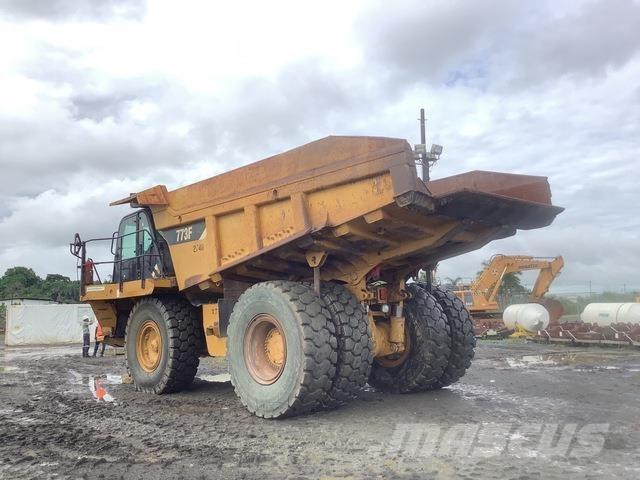 CAT 773F アーティキュレート式ダンプトラック