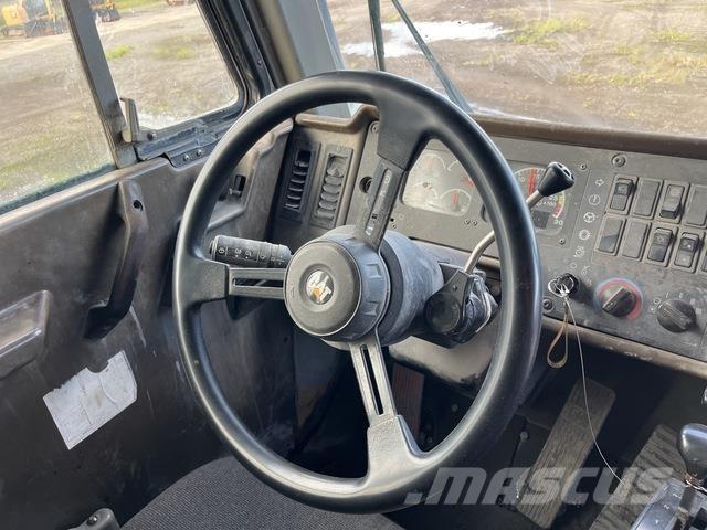 CAT 775D アーティキュレート式ダンプトラック