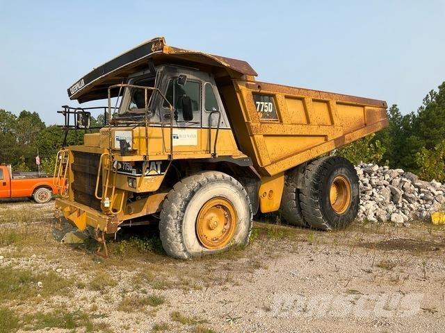CAT 775D アーティキュレート式ダンプトラック