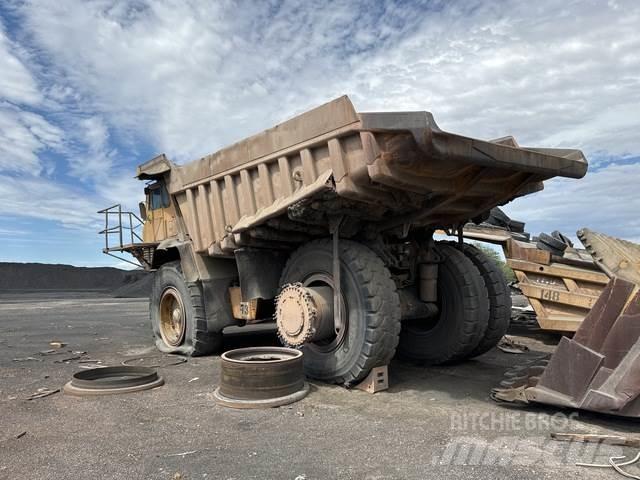 CAT 777B アーティキュレート式ダンプトラック
