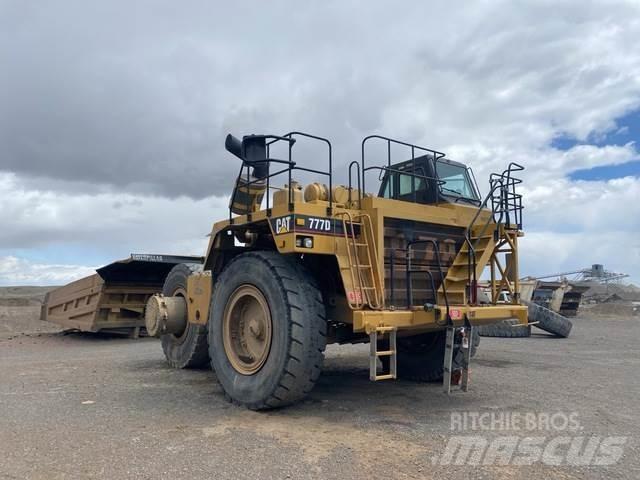 CAT 777D アーティキュレート式ダンプトラック