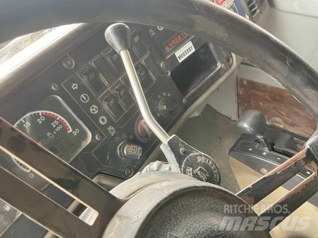 CAT 777D アーティキュレート式ダンプトラック