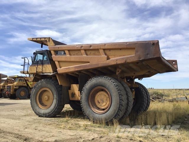 CAT 777D アーティキュレート式ダンプトラック