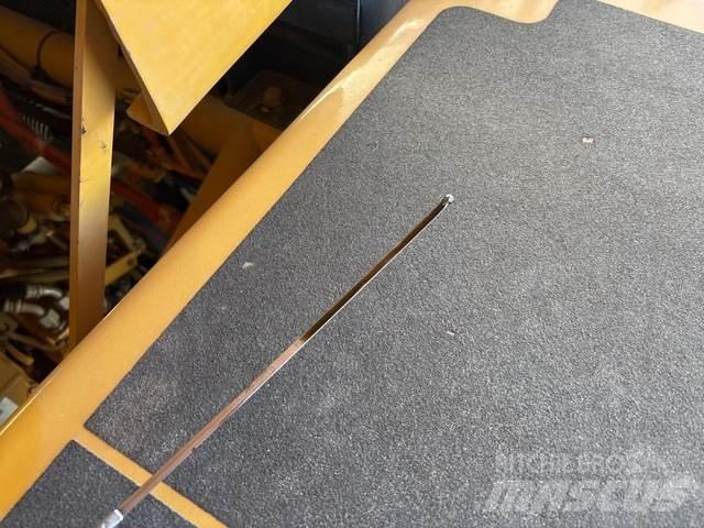 CAT 777E アーティキュレート式ダンプトラック