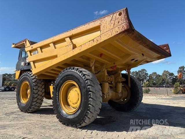 CAT 777E アーティキュレート式ダンプトラック