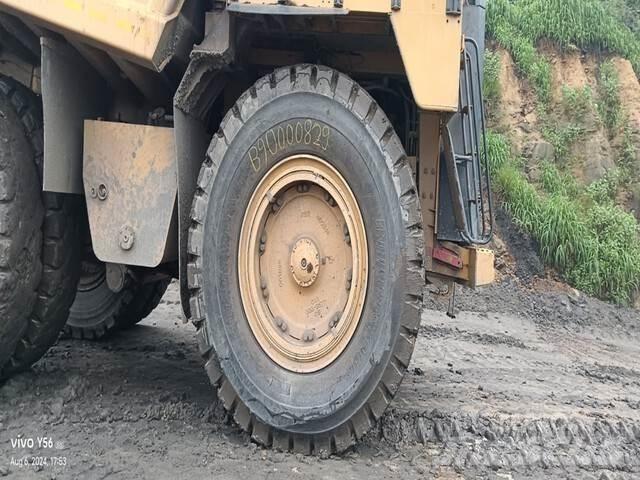 CAT 777E アーティキュレート式ダンプトラック