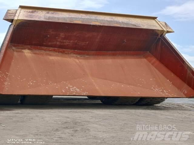 CAT 777E アーティキュレート式ダンプトラック