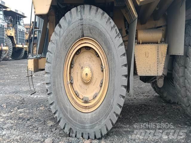 CAT 777E アーティキュレート式ダンプトラック