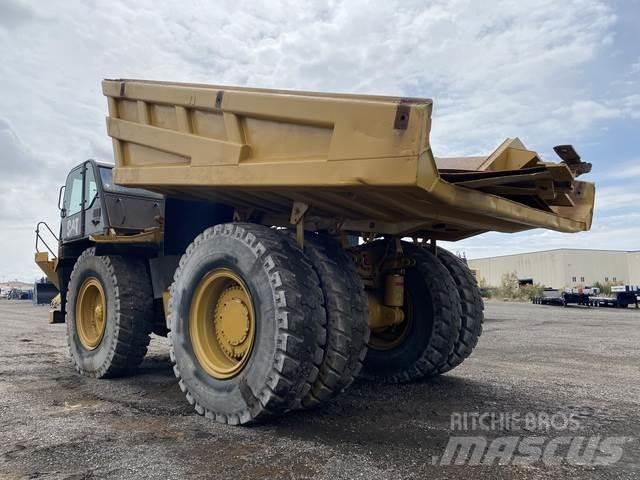 CAT 777F アーティキュレート式ダンプトラック