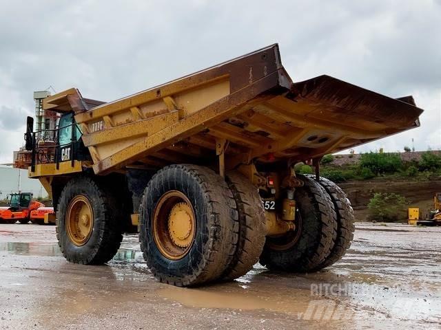 CAT 777F アーティキュレート式ダンプトラック