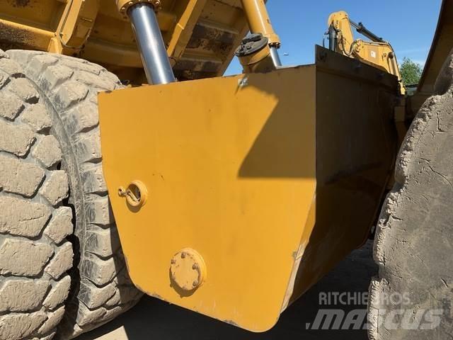 CAT 777F アーティキュレート式ダンプトラック