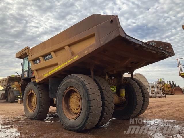 CAT 777F アーティキュレート式ダンプトラック