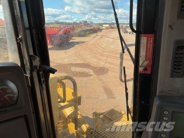 CAT D10T ブルドーザー