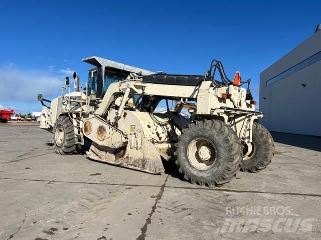 CAT RM500 ソイルコンパクター