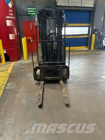 Clark TMX25 バッテリーフォークリフト