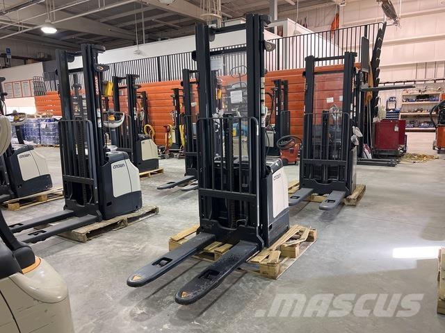 Crown ES 4000 自走式スタッカー